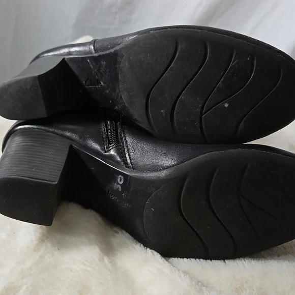 Clarks Black Leather Heeled Ankle Boots  Size 10 - Picture 5 of 7